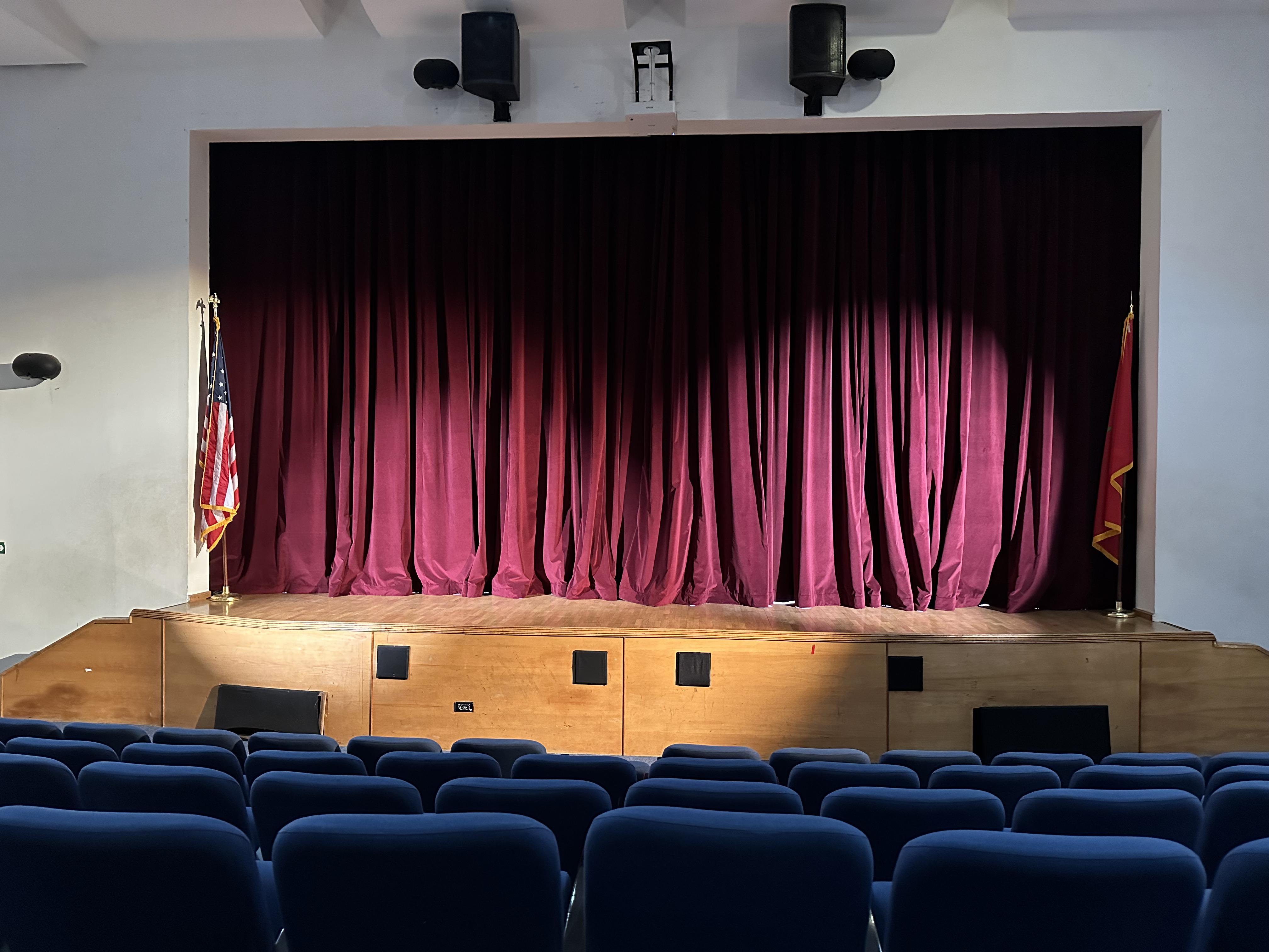 RIDEAU DE SCENE CASABLANCA AMERICAN SCHOOL